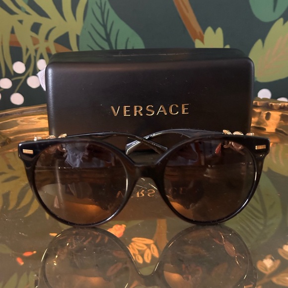 SOLD 🏆Versace New in Box Cat Eye Medusa Head Sunnies Sunglasses - Picture 3 of 9